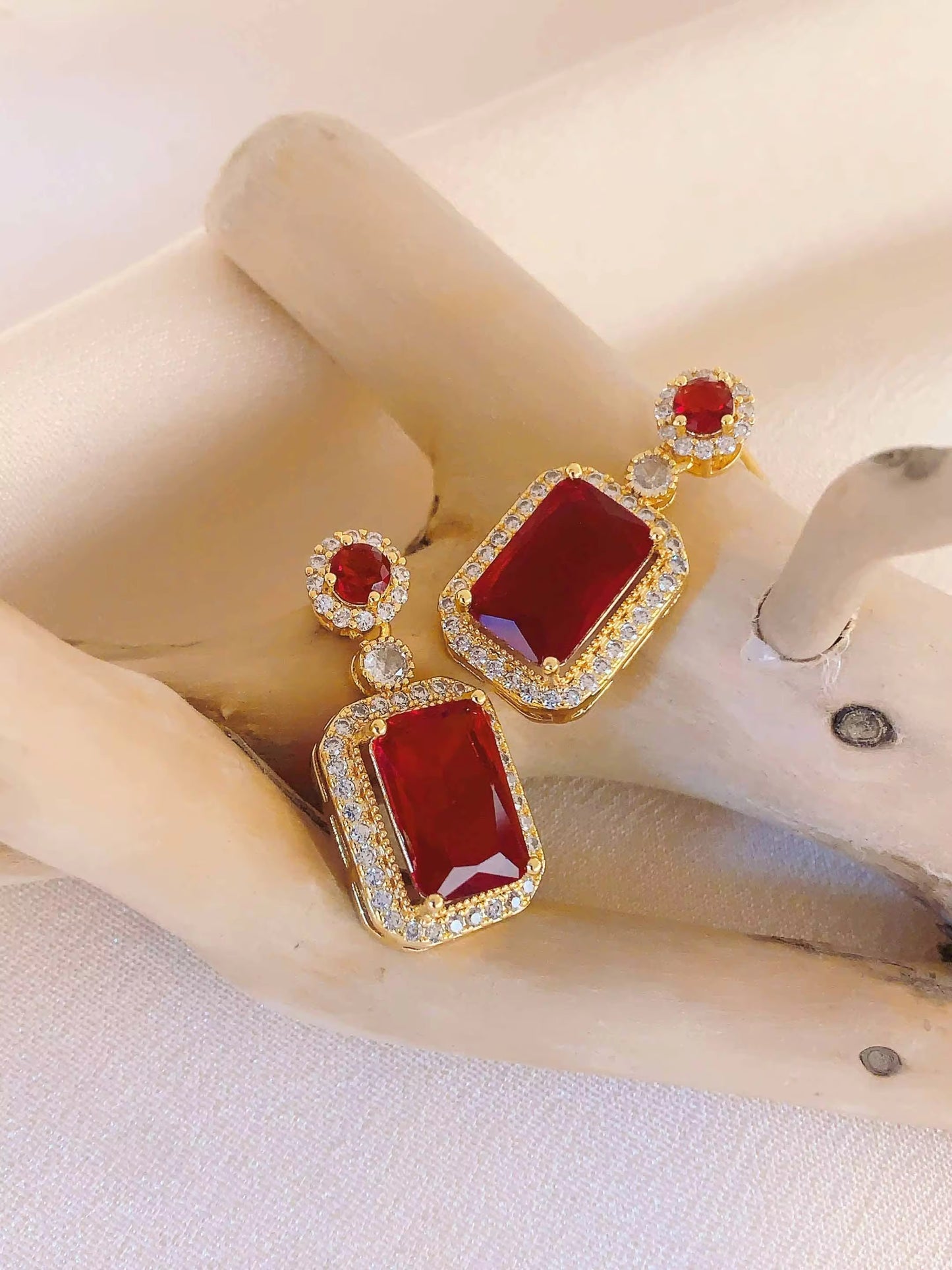 Luxurious Ruby Red and Green Jewelry Set – Elegant Gold-Plated Necklace, Earrings & Ring