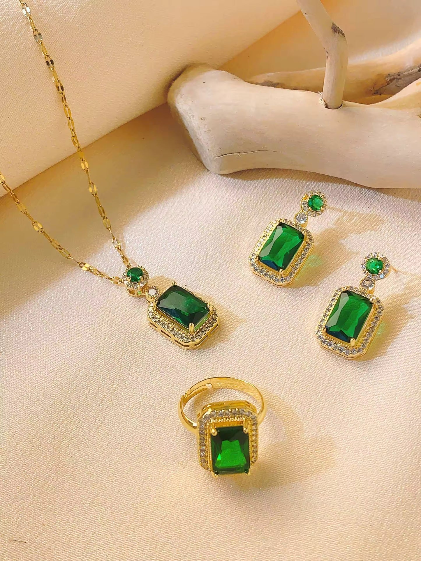 Luxurious Ruby Red and Green Jewelry Set – Elegant Gold-Plated Necklace, Earrings & Ring